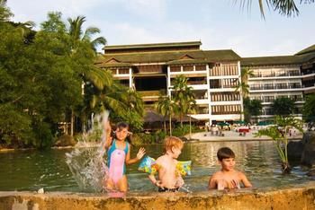 Imagen de la piscina del Hotel Philea Mines Beach Resort. Foto 15