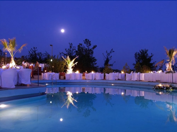 Imagen de la piscina del Hotel Philippion. Foto 16