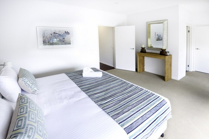 Imagen de la habitación del Hotel Phillip Island Towers. Foto 16
