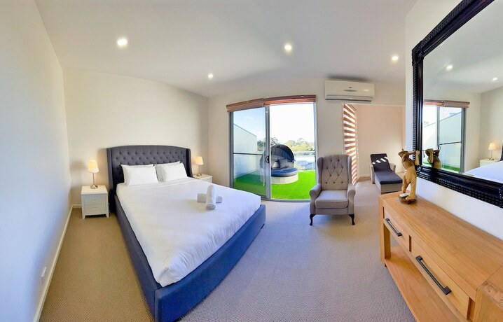 Imagen de la habitación del Hotel Phillip Island Towers. Foto 24