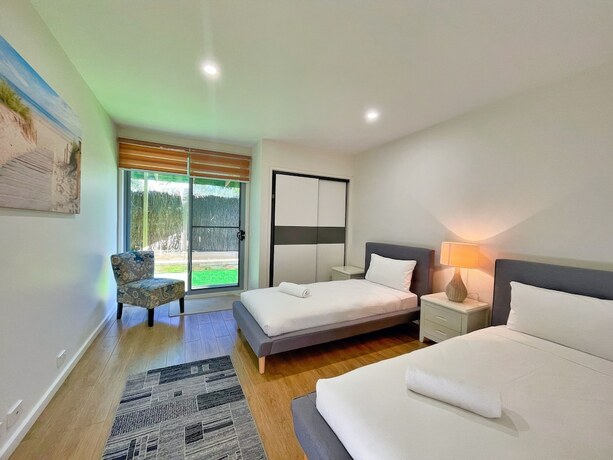 Imagen de la habitación del Hotel Phillip Island Towers. Foto 33