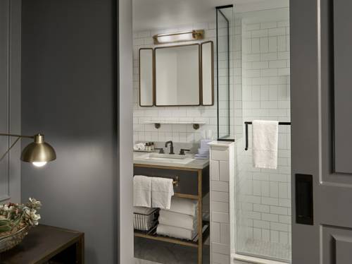 Imagen de la habitación del Hotel Phillips Kansas City Curio Collection By Hilton. Foto 9