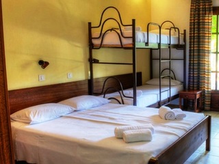 Imagen general del Hotel Philoxenia Bungalows. Foto 9
