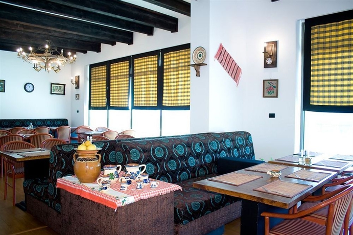 Imagen del bar/restaurante del Hotel Phoenicia Express. Foto 1