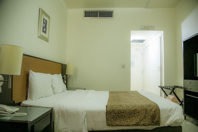 Imagen de la habitación del Hotel Phoenicia. Foto 8