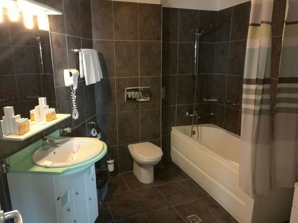 Imagen de la habitación del Hotel Phoenicia Grand. Foto 9