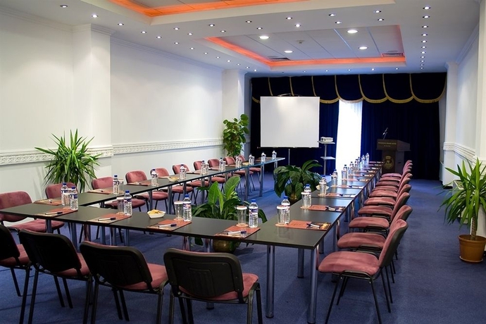 Imagen de los interiores del Hotel Phoenicia Grand. Foto 11