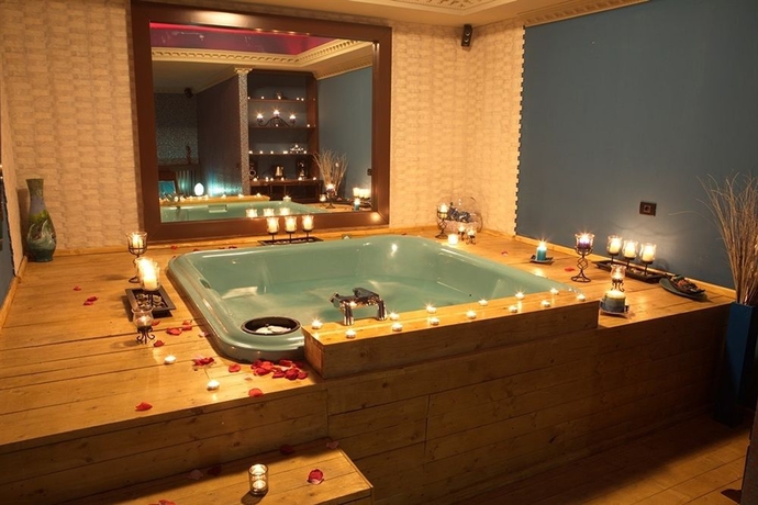 Imagen de la piscina del Hotel Phoenicia Grand. Foto 13