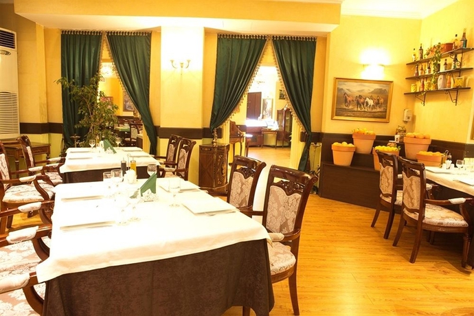 Imagen del bar/restaurante del Hotel Phoenicia Grand. Foto 3