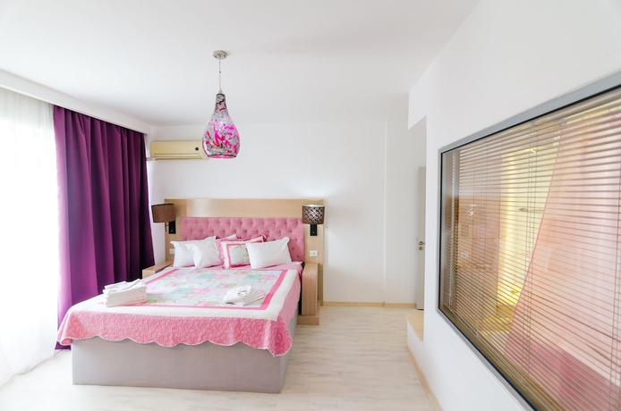 Imagen de la habitación del Hotel Phoenicia Holiday Resort. Foto 8