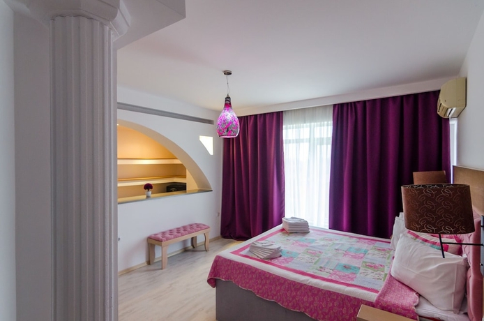 Imagen de la habitación del Hotel Phoenicia Holiday Resort. Foto 15