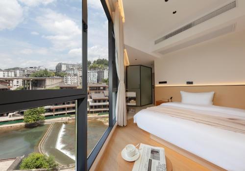 Imagen de la habitación del Hotel Phoenix Ancient City Courtyard凤凰古城庭院酒店. Foto 11