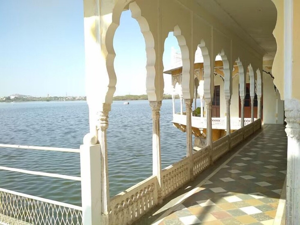 Imagen de los exteriores del Hotel Phool Mahal Palace. Foto 13