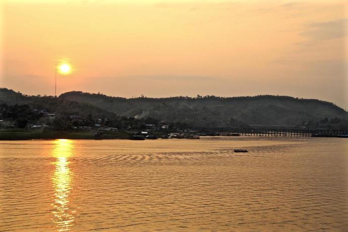 Imagen general del Hotel Phornpailin Riverside Resort. Foto 4