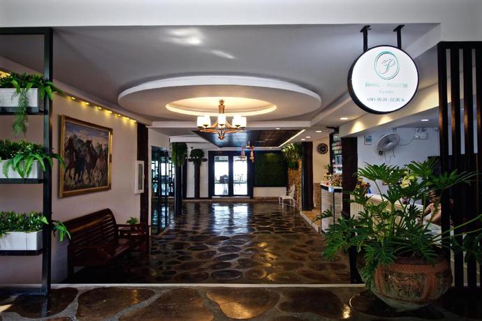 Imagen de los interiores del Hotel Phornpailin Riverside Resort. Foto 8