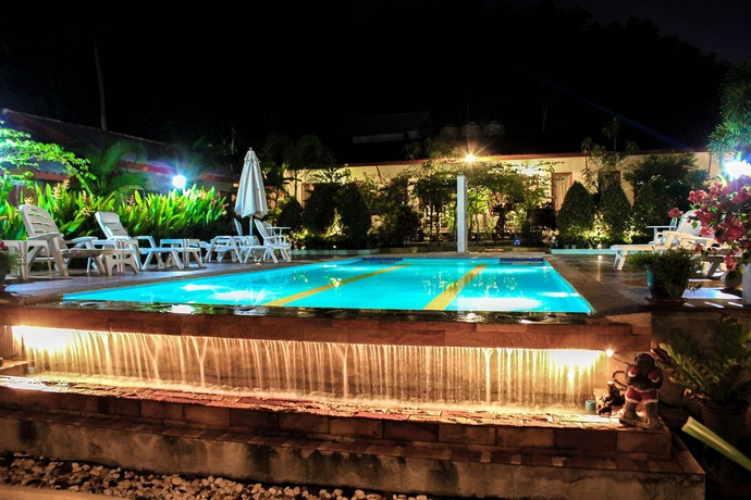 Imagen de la piscina del Hotel Phuket Muay Thai House. Foto 13
