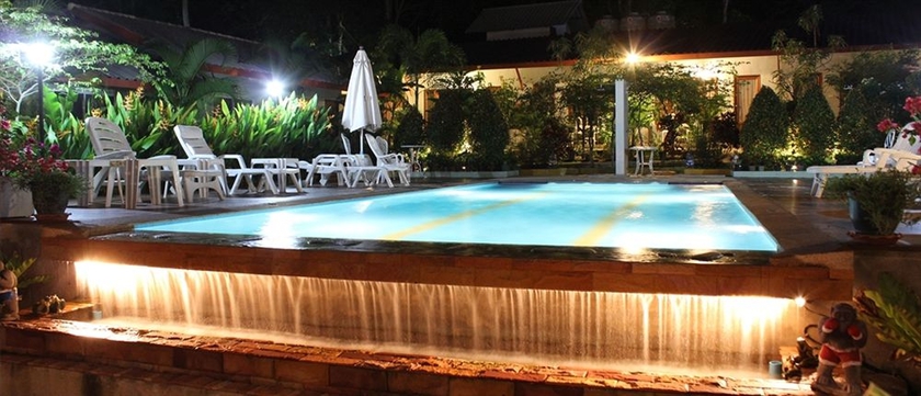 Imagen de la piscina del Hotel Phuket Muay Thai House. Foto 14