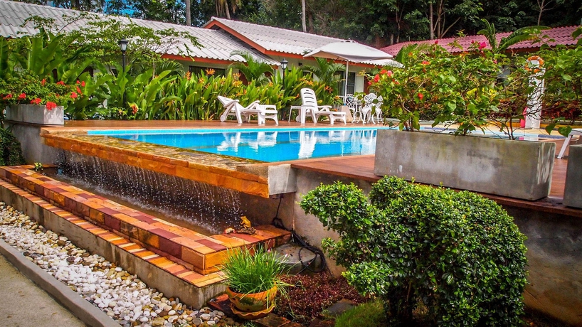 Imagen de la piscina del Hotel Phuket Muay Thai House. Foto 15