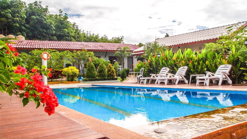 Imagen de la piscina del Hotel Phuket Muay Thai House. Foto 16