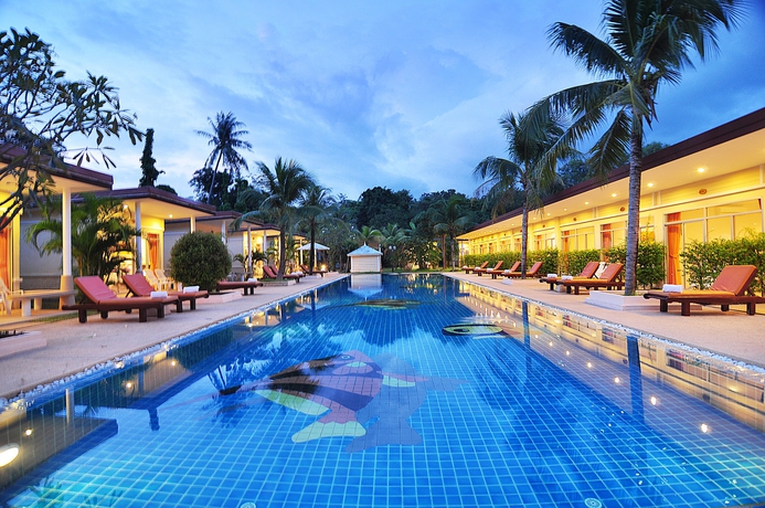 Imagen de la piscina del Hotel Phuket Sea Resort. Foto 13
