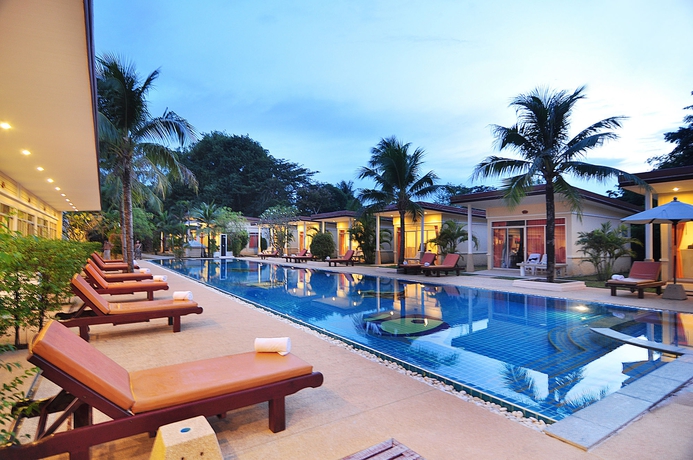 Imagen de la piscina del Hotel Phuket Sea Resort. Foto 14