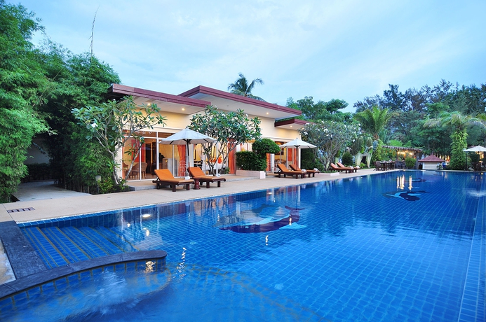 Imagen de la piscina del Hotel Phuket Sea Resort. Foto 15