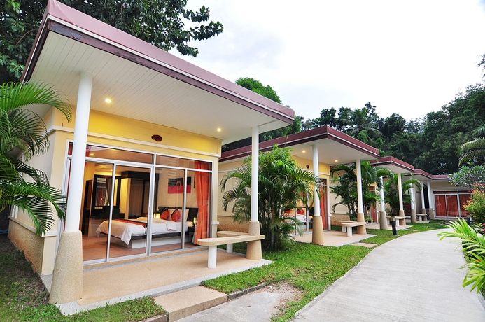 Imagen de los exteriores del Hotel Phuket Sea Resort. Foto 9