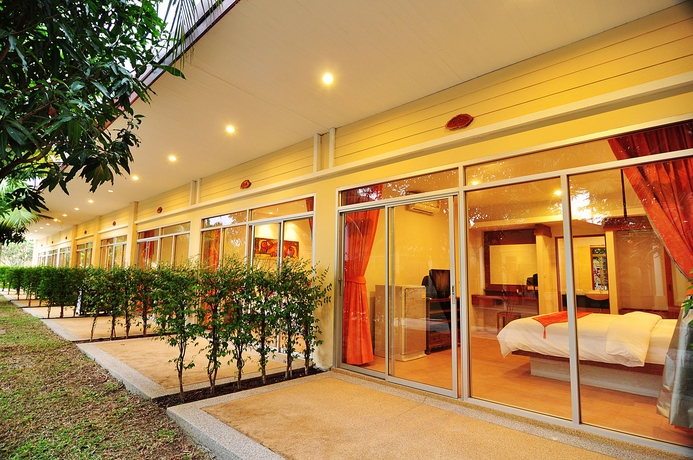 Imagen de los exteriores del Hotel Phuket Sea Resort. Foto 10