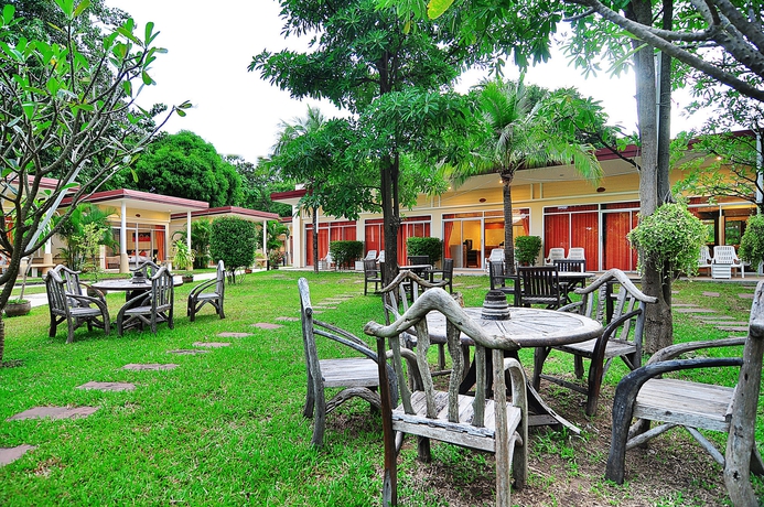 Imagen de los exteriores del Hotel Phuket Sea Resort. Foto 11