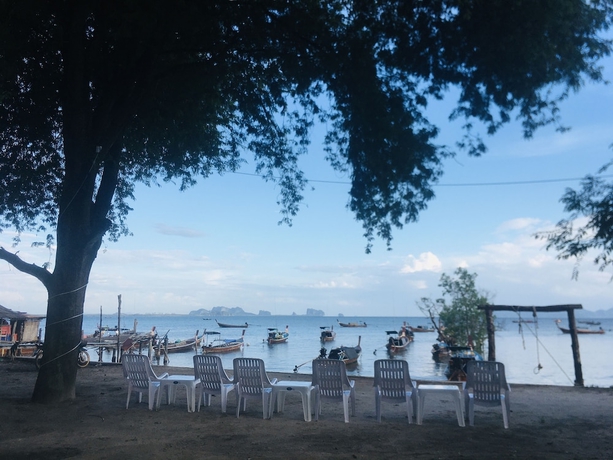 Imagen del bar/restaurante del Hotel Phumiphat Resort Koh Mook. Foto 6