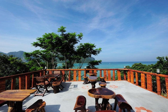 Imagen del bar/restaurante del Hotel Phuphaya Seaview Resort. Foto 9