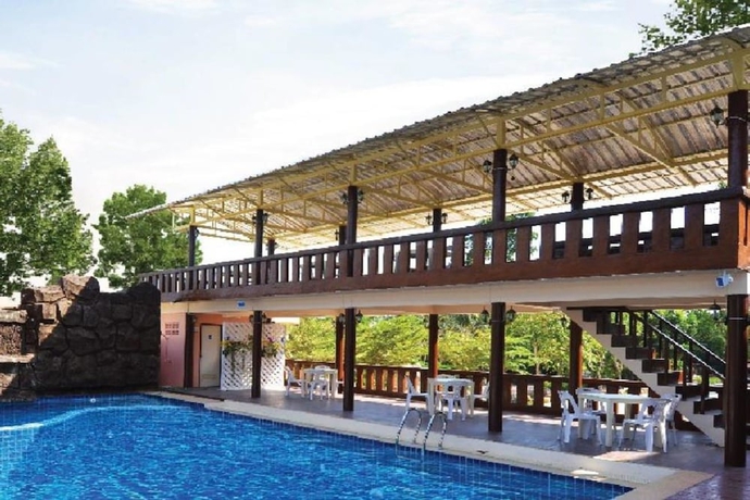 Imagen de la piscina del Hotel Phuranya Resort. Foto 18