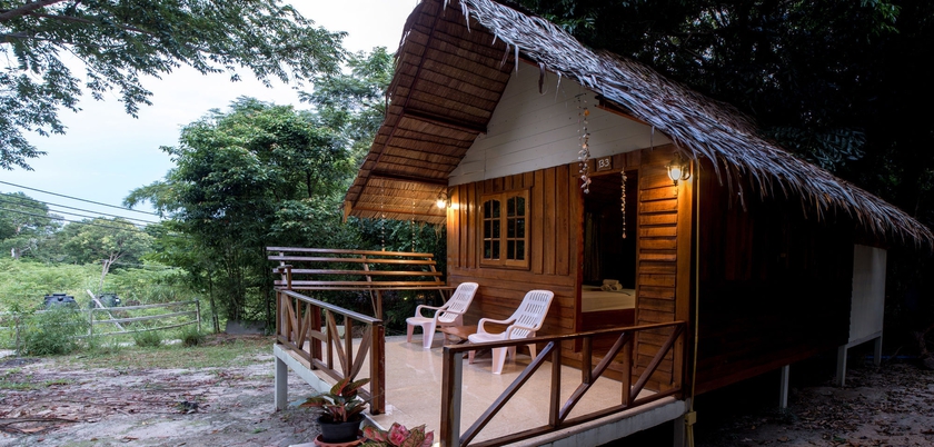 Imagen de los exteriores del Hotel Phuritra Sabai Resort Koh Lipe. Foto 16
