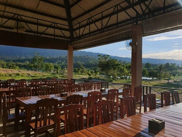 Imagen del bar/restaurante del Hotel Phutarafah Resort. Foto 24