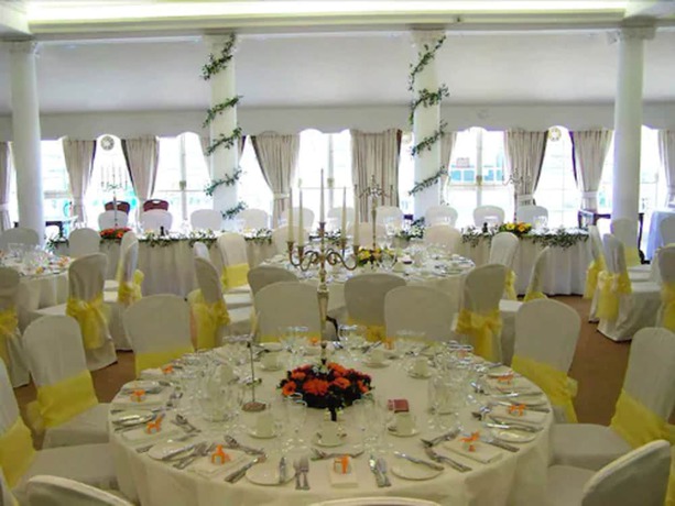 Imagen del bar/restaurante del Hotel Phyllis Court Members Club. Foto 3