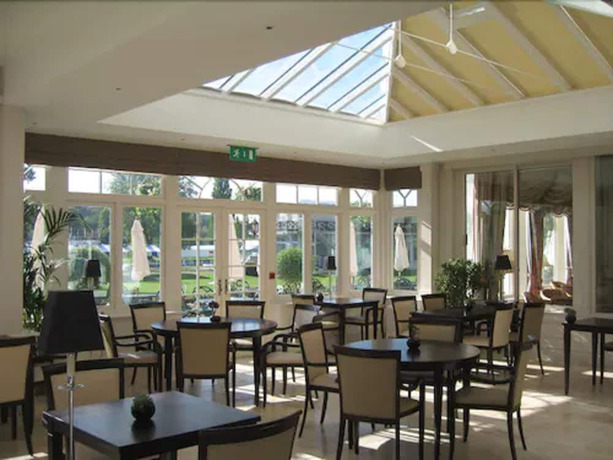 Imagen del bar/restaurante del Hotel Phyllis Court Members Club. Foto 4