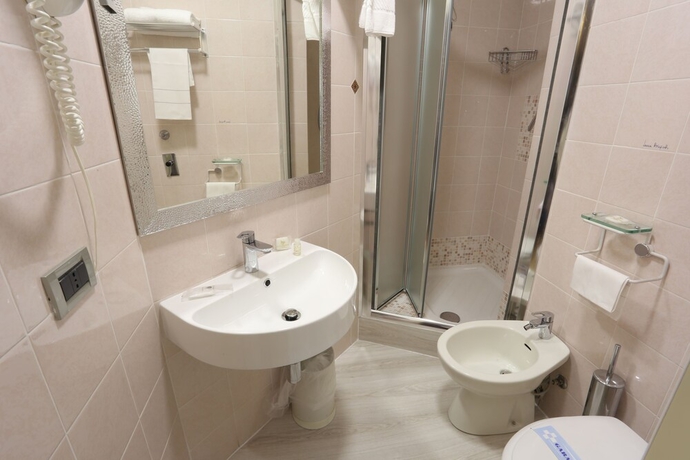 Imagen de la habitación del Hotel Piacenza, Mil&aacute;n. Foto 10