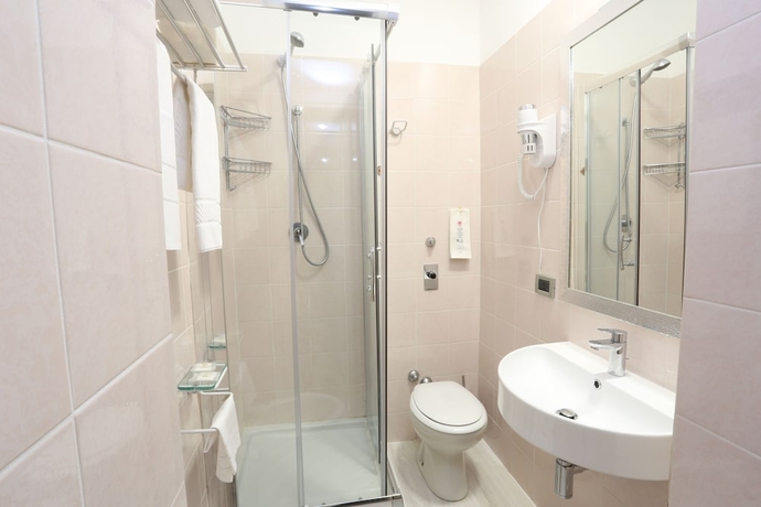 Imagen de la habitación del Hotel Piacenza, Mil&aacute;n. Foto 12