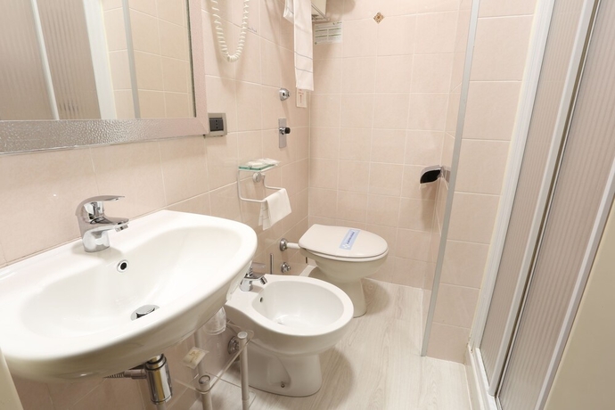 Imagen de la habitación del Hotel Piacenza, Mil&aacute;n. Foto 13