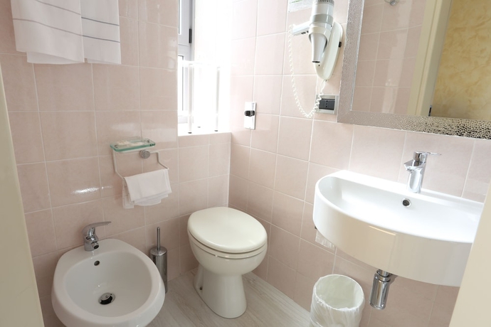 Imagen de la habitación del Hotel Piacenza, Mil&aacute;n. Foto 17