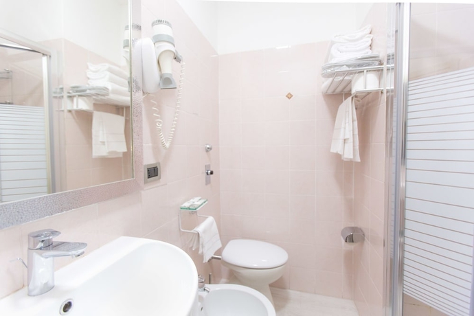 Imagen de la habitación del Hotel Piacenza, Mil&aacute;n. Foto 18