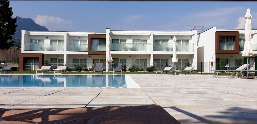 Imagen de la piscina del Hotel Piamarta Resort. Foto 11