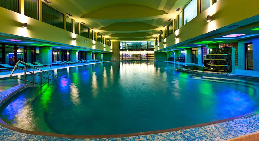 Imagen de la piscina del Hotel Piatra Mare. Foto 17