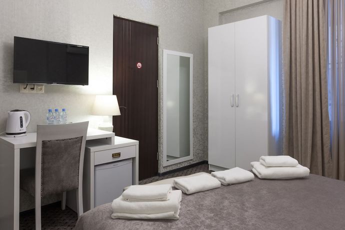 Imagen de la habitación del Hotel Piazza, Tbilisi. Foto 10