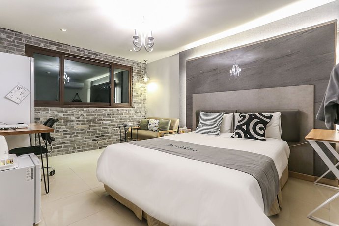 Imagen de la habitación del Hotel Picasso, Donghae. Foto 14