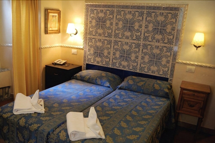 Imagen de la habitación del Hotel Picasso, Roma. Foto 8