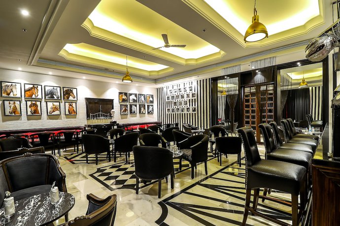 Imagen del bar/restaurante del Hotel Piccadily Raipur. Foto 4