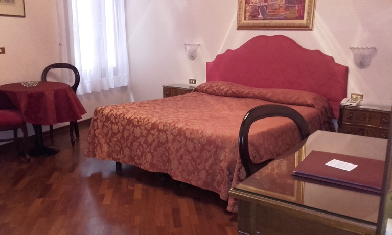 Imagen de la habitación del Hotel Piccola Fenice. Foto 2
