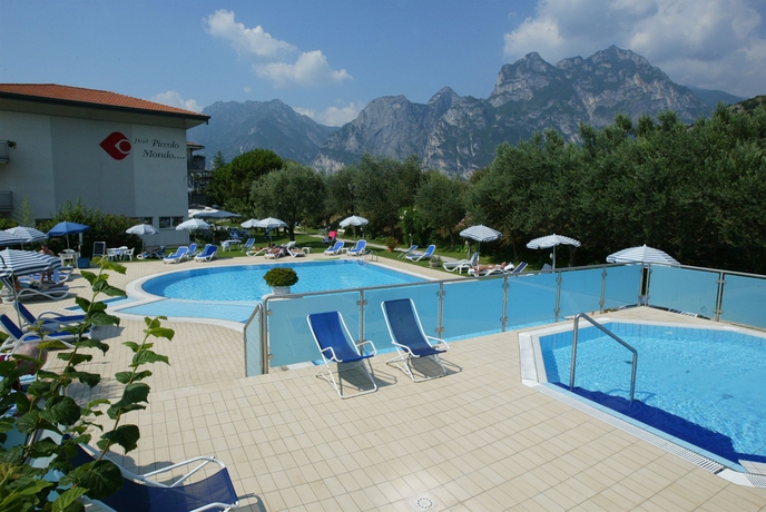 Imagen de la piscina del Hotel Piccolo Mondo, Torbole Sul Garda. Foto 15
