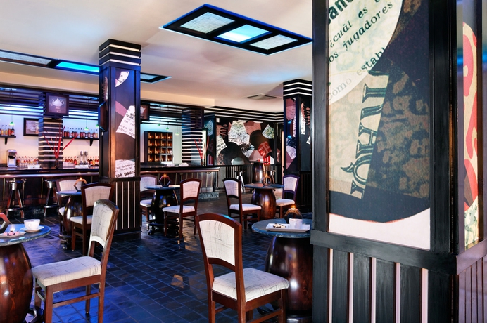 Imagen del bar/restaurante del Hotel Pickalbatros Alf Leila Wa Leila Resort - Neverland Hurghada. Foto 2